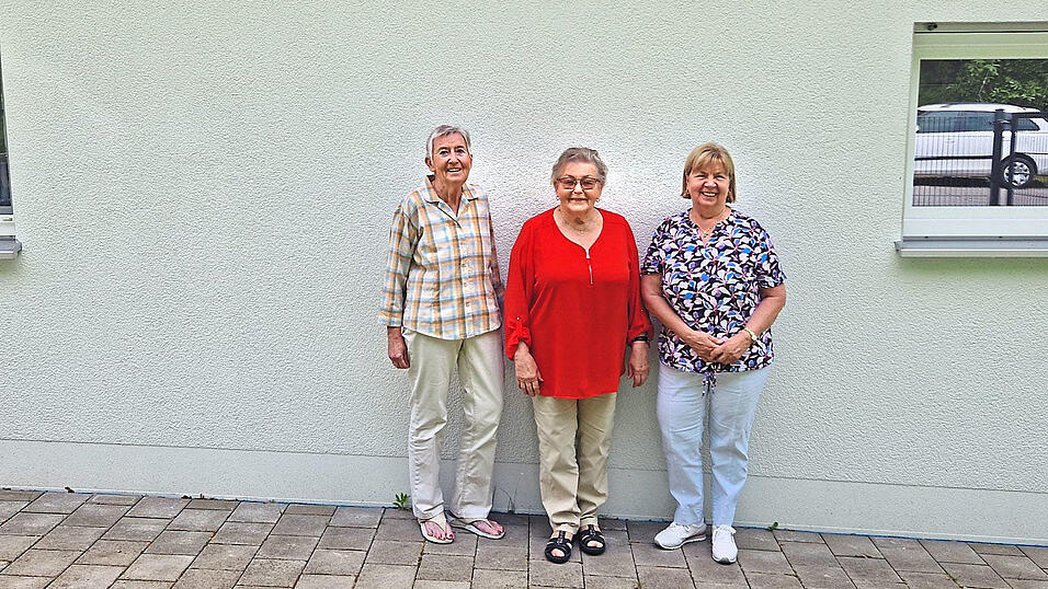 Haben zusammen mit dem restlichen Vorstand schon viel auf die Beine gestellt (v.l.): Irene Ilgmeier, Christa Brunner und Ingrid Weisemann vor der AWO-Begegnungsstätte am Wundermühlweg 19.