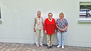 Haben zusammen mit dem restlichen Vorstand schon viel auf die Beine gestellt (v.l.): Irene Ilgmeier, Christa Brunner und Ingrid Weisemann vor der AWO-Begegnungsst&auml;tte am Wunderm&uuml;hlweg 19.