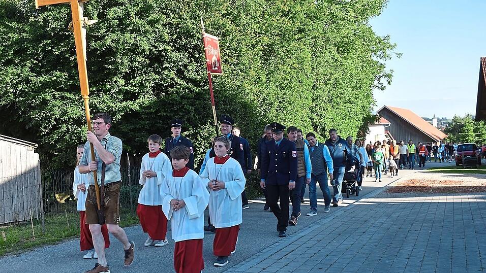 Mitglieder der Feuerwehr Salksdorf unterwegs beim Sch&ouml;nwetterbitten f&uuml;r die Jubil&auml;umsveranstaltung, die vom 26. bis 28. Juli ist. Gefeiert wird das 125-j&auml;hrige Bestehen der Wehr.