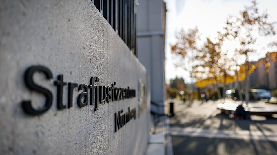 Die Bayerische Zentralstelle zur Bekämpfung von Betrug und Korruption im Gesundheitswesen (ZKG) wirft den Angeklagten vor, durch fingierte Touren- und Dienstpläne zahlreiche Leistungen abgerechnet zu haben, ohne diese wirklich erbracht zu haben. (Archivbild)