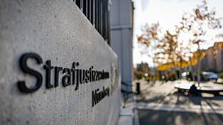 Die Bayerische Zentralstelle zur Bekämpfung von Betrug und Korruption im Gesundheitswesen (ZKG) wirft den Angeklagten vor, durch fingierte Touren- und Dienstpläne zahlreiche Leistungen abgerechnet zu haben, ohne diese wirklich erbracht zu haben. (Archivbild)