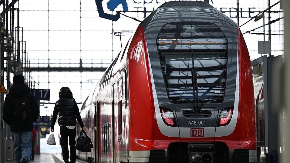 Der t&ouml;dliche Angriff auf einen Zugbegleiter in einem Regionalzug hat bundesweit Entsetzen ausgel&ouml;st. (Archivbild)