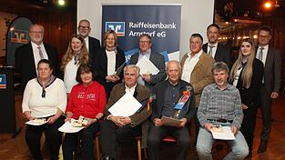 Aufsichtsratsvorsitzender Georg Bauer (l.), Vorsitzender Tobias Schlag (r.) und Gesch&auml;ftsstellenleiter Markus Halbinger (3. v. r.) &uuml;bergaben an Mitglieder Urkunden und Geschenke f&uuml;r 40 und 50 Jahre Treue zur Raiffeisenbank Arnstorf.