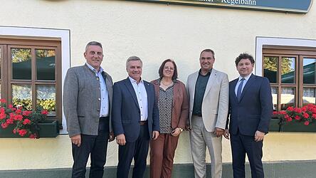Dritter stellvertretender Vorsitzender Martin Koppmann (v.l.), ehemaliger Vorsitzender Peter Dreier, Gesch&auml;ftsf&uuml;hrerin Christine Erbinger, Vorsitzender Alfred Holzner und zweiter stellvertretender Vorsitzender Thomas Haslinger. Der erste stellvertretende Vorsitzende, Werner Bumeder, war bei der Versammlung im Gasthaus Luginger in Mirskofen nicht anwesend.