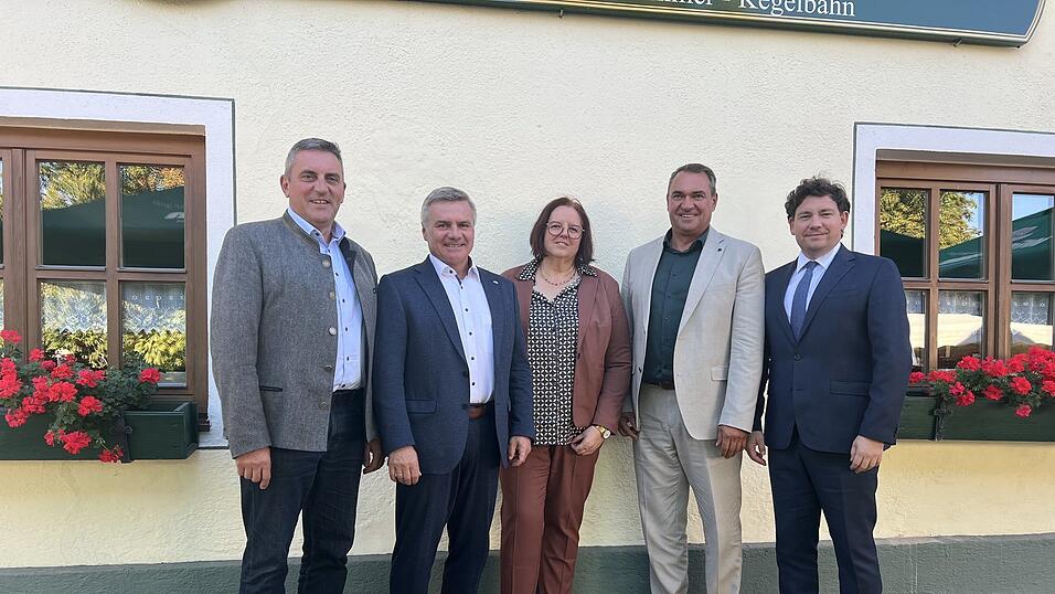 Dritter stellvertretender Vorsitzender Martin Koppmann (v.l.), ehemaliger Vorsitzender Peter Dreier, Gesch&auml;ftsf&uuml;hrerin Christine Erbinger, Vorsitzender Alfred Holzner und zweiter stellvertretender Vorsitzender Thomas Haslinger. Der erste stellvertretende Vorsitzende, Werner Bumeder, war bei der Versammlung im Gasthaus Luginger in Mirskofen nicht anwesend.