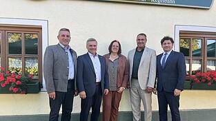 Dritter stellvertretender Vorsitzender Martin Koppmann (v.l.), ehemaliger Vorsitzender Peter Dreier, Geschäftsführerin Christine Erbinger, Vorsitzender Alfred Holzner und zweiter stellvertretender Vorsitzender Thomas Haslinger. Der erste stellvertretende Vorsitzende, Werner Bumeder, war bei der Versammlung im Gasthaus Luginger in Mirskofen nicht anwesend. Dritter stellvertretender Vorsitzender Martin Koppmann (v.l.), ehemaliger Vorsitzender Peter Dreier, Geschäftsführerin Christine Erbinger, Vorsitzender Alfred Holzner und zweiter stellvertretender Vorsitzender Thomas Haslinger. Der erste stellvertretende Vorsitzende, Werner Bumeder, war bei der Versammlung im Gasthaus Luginger in Mirskofen nicht anwesend.