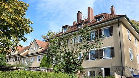 Im Fokus stehen die sechs zu einer zusammenh&auml;ngenden H&auml;userzeile zusammengefassten Wohnh&auml;user, die im Jahr 1912 f&uuml;r Bahnbedienstete errichtet wurden.