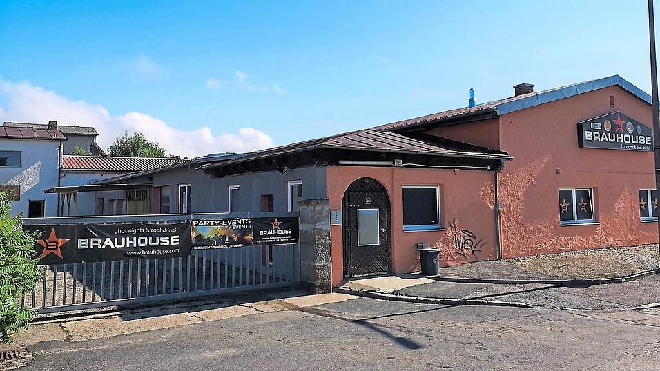 Aufgrund der Einschr&auml;nkungen durch die Corona-Pandemie ist vorerst nur ein Betrieb im Au&szlig;enbereich m&ouml;glich. Links neben dem Geb&auml;ude wird daf&uuml;r der Parkplatz vorbereitet. Die erste Party steigt am 31. Juli.