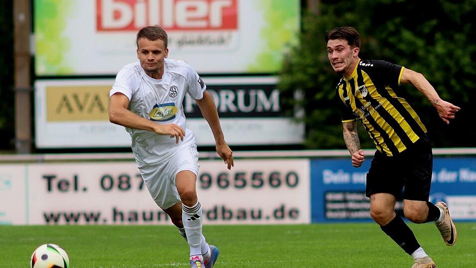 Immer für einen Ausflug gut: Landshuts Abwehrmann Marcus Plomer (links) sorgt nicht nur für defensive Stabilität, sondern lässt mit drei Treffern und drei Vorlagen auch vorne seine Qualität aufblitzen. Immer für einen Ausflug gut: Landshuts Abwehrmann Marcus Plomer (links) sorgt nicht nur für defensive Stabilität, sondern lässt mit drei Treffern und drei Vorlagen auch vorne seine Qualität aufblitzen.