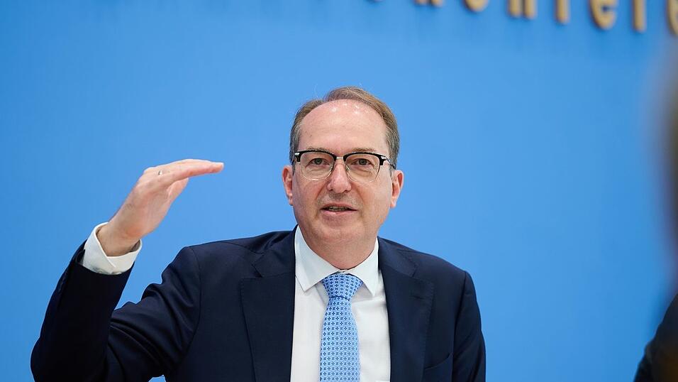 Bundesinnenminister Alexander Dobrindt (CSU) ist zum Start der europäischen Asylreform zuversichtlich. (Archivbild) Bundesinnenminister Alexander Dobrindt (CSU) ist zum Start der europäischen Asylreform zuversichtlich. (Archivbild)
