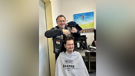 Henrik Aschenbrenner schnitt am Sonntag am Bahnhof kostenlos Haare.