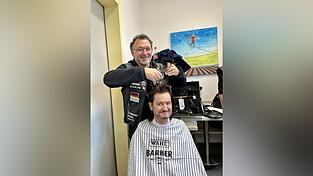 Henrik Aschenbrenner schnitt am Sonntag am Bahnhof kostenlos Haare. Henrik Aschenbrenner schnitt am Sonntag am Bahnhof kostenlos Haare.