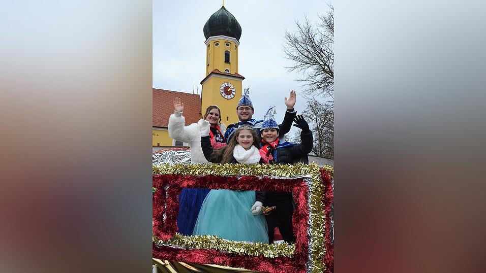 Mit dem großartigen 67. Faschingszug und einem anschließenden 'Narrentreiben' nahm am Faschingsdienstag der Fasching 2017 in Sarching ein glanzvolles Ende. Und was dabei alle 'narrisch' freute, das Wetter spielte doch noch mit; denn während des Zuges war es regenfrei; erst zum Ende regnete es! Mit dem großartigen 67. Faschingszug und einem anschließenden 'Narrentreiben' nahm am Faschingsdienstag der Fasching 2017 in Sarching ein glanzvolles Ende. Und was dabei alle 'narrisch' freute, das Wetter spielte doch noch mit; denn während des Zuges war es regenfrei; erst zum Ende regnete es!