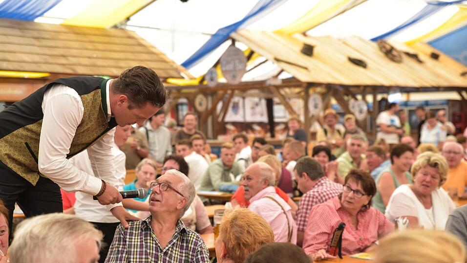 Wenn Stefan Mross singt, spielt das Publikum verr&uuml;ckt.