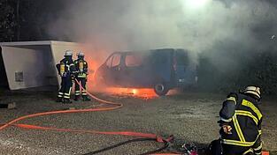 Das brennende Fahrzeug rollte in das Bushäuschen. Die Niederaichbacher Feuerwehr hatte den Brand schnell im Griff. Das brennende Fahrzeug rollte in das Bushäuschen. Die Niederaichbacher Feuerwehr hatte den Brand schnell im Griff.