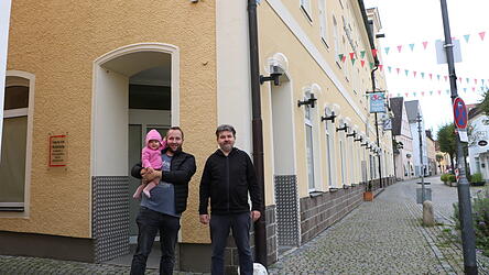 Kalle Bortenschlager (links) mit Töchterchen Josefine und Bernd Wimmer stehen vor dem Winklerbräu, in dem früher ein Kino beheimatet war. Sie wollen, dass in der Hopfenstadt wieder ein Kinobesuch erlebbar wird.