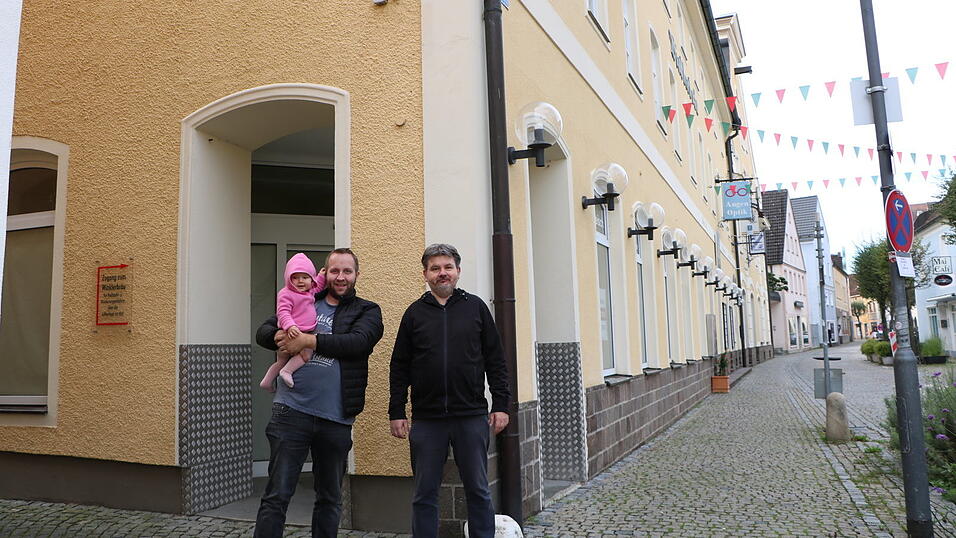 Kalle Bortenschlager (links) mit Töchterchen Josefine und Bernd Wimmer stehen vor dem Winklerbräu, in dem früher ein Kino beheimatet war. Sie wollen, dass in der Hopfenstadt wieder ein Kinobesuch erlebbar wird. Kalle Bortenschlager (links) mit Töchterchen Josefine und Bernd Wimmer stehen vor dem Winklerbräu, in dem früher ein Kino beheimatet war. Sie wollen, dass in der Hopfenstadt wieder ein Kinobesuch erlebbar wird.