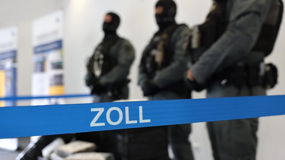 Bei einem bundesweiten Großeinsatz haben Zollbeamte nach mehrmonatigen Ermittlungen des Hauptzollamtes Landshut 76 Objekte untersucht. (Symbolbild) Bei einem bundesweiten Großeinsatz haben Zollbeamte nach mehrmonatigen Ermittlungen des Hauptzollamtes Landshut 76 Objekte untersucht. (Symbolbild)