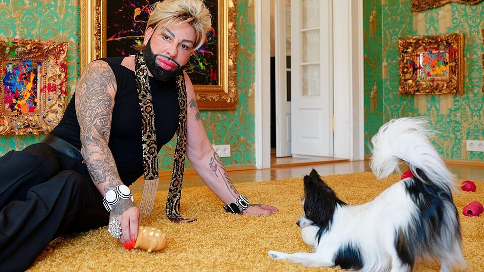 Glööckler und sein zehn Monate alter Papillon Ikarus Glööckler und sein zehn Monate alter Papillon Ikarus