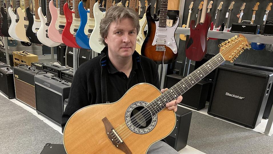 Stefan Werner mit der Gitarre, von der keiner wusste, dass sie überhaupt verschwunden war