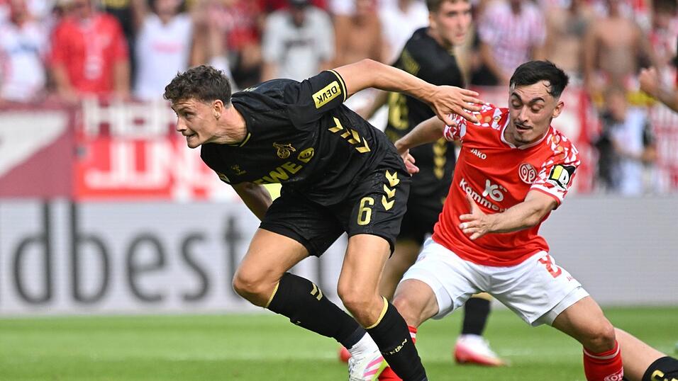 Kölns Eric Martel (l) blockt den Mainzer Paul Nebel ab.