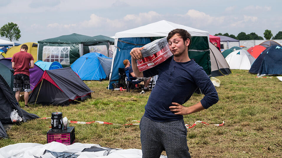 Auf dem Campingplatz lassen es die Pfingst-Open-Air-Besucher richtig krachen, aufgenommen von Regina H&ouml;lzel am Freitag.