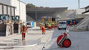 Auf das Gelände durften nur die Feuerwehrkräfte, doch von außen ließ sich das Szenario mit einem Teleobjektiv gut einfangen.