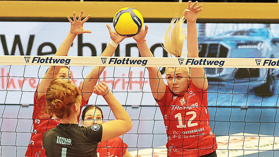 Kein Durchkommen: Pia Fernau (im Block links) und Tina de Groot (im Block rechts) lie&szlig;en auch gegen H&ouml;rde das eine oder andere Mal den Ball einfach an sich abprallen - unter anderem per &bdquo;Monsterblock&ldquo; zum 25:19 im zweiten Satz.