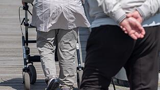 Die Abschaffung der «Rente mit 63» - die faktisch derzeit ohnehin erst mit 64,5 Jahren verfügbar ist - gehört zum umfassenden Gesamtkonzept einer Rentenkommission. (Symbolbild) Die Abschaffung der «Rente mit 63» - die faktisch derzeit ohnehin erst mit 64,5 Jahren verfügbar ist - gehört zum umfassenden Gesamtkonzept einer Rentenkommission. (Symbolbild)