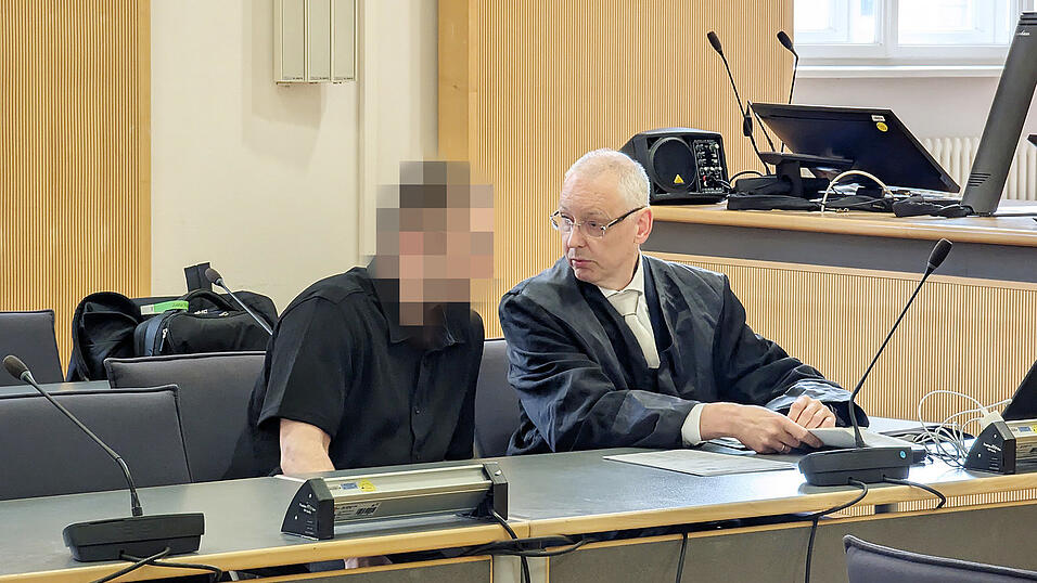 Laut Anwalt Peter Frank (r.) wollte sein Mandant dem Opfer mit dem h&ouml;lzernen Pr&uuml;gel nur eine Abreibung verpassen und ihn nicht t&ouml;ten.