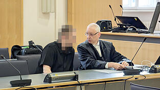 Laut Anwalt Peter Frank (r.) wollte sein Mandant dem Opfer mit dem h&ouml;lzernen Pr&uuml;gel nur eine Abreibung verpassen und ihn nicht t&ouml;ten.