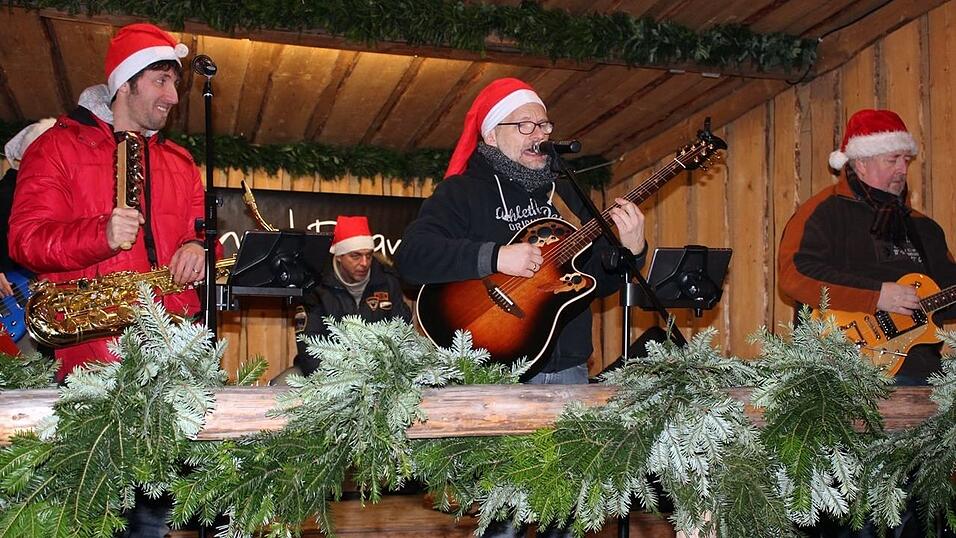 Der idyllische Christkindlmarkt in der Freyung in Landshut zählt zu den schönsten Christkindlmärkten Bayerns. Bei eisigen Temperaturen ist dort insbesondere die Glühwein-Alm natürlich heiß begehrt. Der idyllische Christkindlmarkt in der Freyung in Landshut zählt zu den schönsten Christkindlmärkten Bayerns. Bei eisigen Temperaturen ist dort insbesondere die Glühwein-Alm natürlich heiß begehrt.