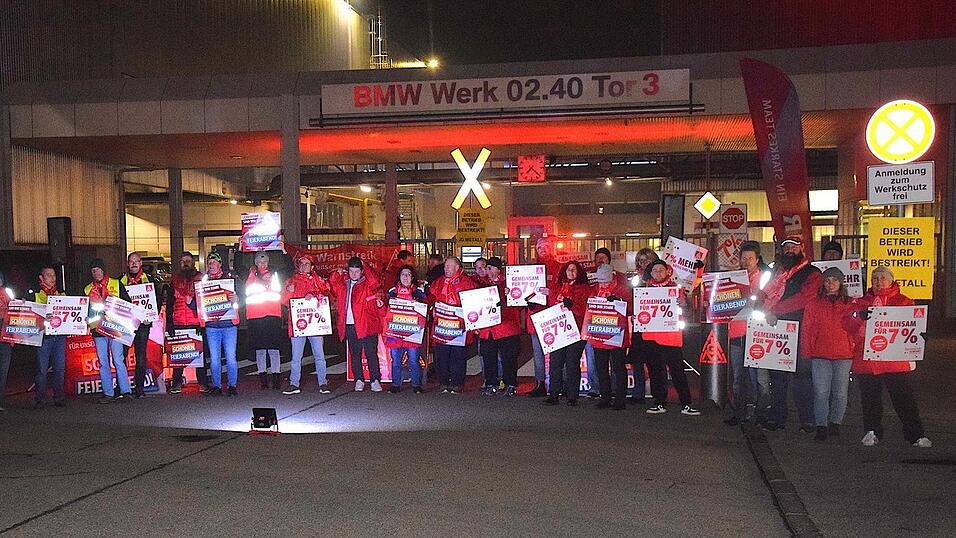 Die Stimmung am Freitagabend beim Warnstreik vor dem Dingolfinger BMW-Werk war für Streik-Verhältnisse recht gelöst. Die Stimmung am Freitagabend beim Warnstreik vor dem Dingolfinger BMW-Werk war für Streik-Verhältnisse recht gelöst.