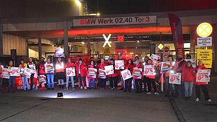 Die Stimmung am Freitagabend beim Warnstreik vor dem Dingolfinger BMW-Werk war für Streik-Verhältnisse recht gelöst. Die Stimmung am Freitagabend beim Warnstreik vor dem Dingolfinger BMW-Werk war für Streik-Verhältnisse recht gelöst.