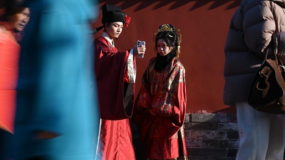 In traditioneller Kleidung vor dem Trommelturm in Peking. Chinesische Br&auml;uche sind im Netz aktuell angesagt.