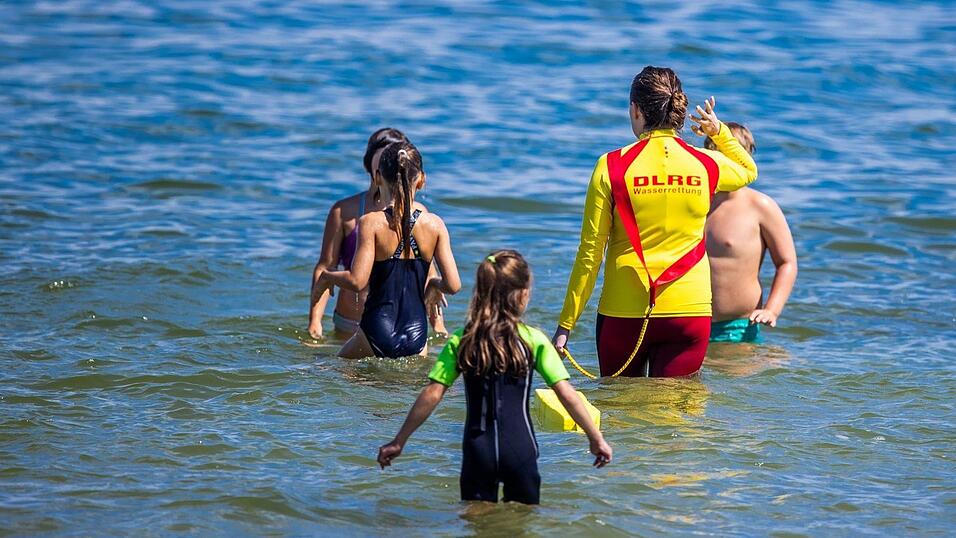 Laut DLRG wollen sich viele Kinder nach dem Schwimmenlernen auch mit Rettungsschwimmen besch&auml;ftigen. (Archivbild)