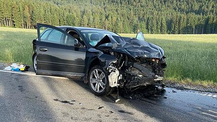 Die beiden Autofahrer konnten ihre Autos selbstst&auml;ndig verlassen.
