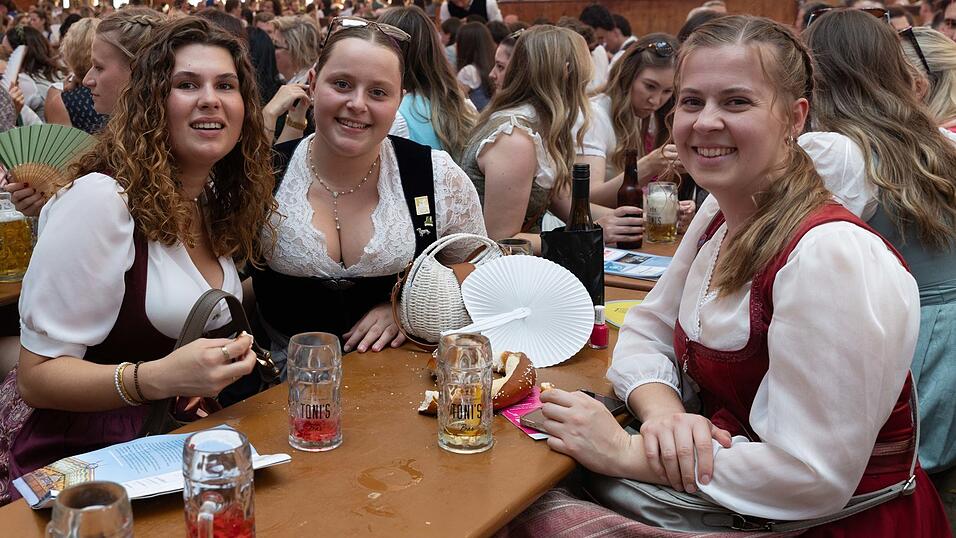 Die Partybilder vom Sonntag, 9. August, aus dem Festzelt Wenisch. Die Partybilder vom Sonntag, 9. August, aus dem Festzelt Wenisch.