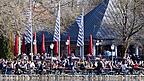 Zahlreiche Menschen sitzen in einem Biergarten im Englischen Garten am Kleinhesseloher See und genießen die Sonne.
