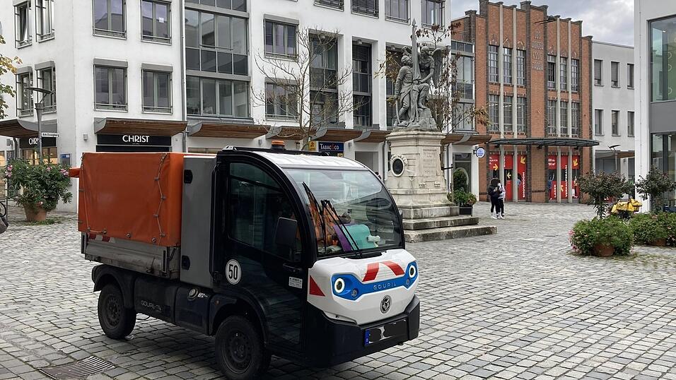 Abfall-Hotspot: Mitarbeiter der Stadtreinigung sind regelmäßig am Denkmal im Einsatz. Abfall-Hotspot: Mitarbeiter der Stadtreinigung sind regelmäßig am Denkmal im Einsatz.