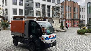 Abfall-Hotspot: Mitarbeiter der Stadtreinigung sind regelmäßig am Denkmal im Einsatz.