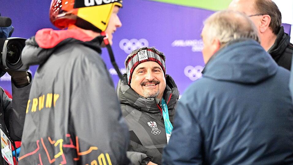 Georg Hackl (m) kann nach seinem Sturz mit einer ausgekugelten Schulter wieder lachen.