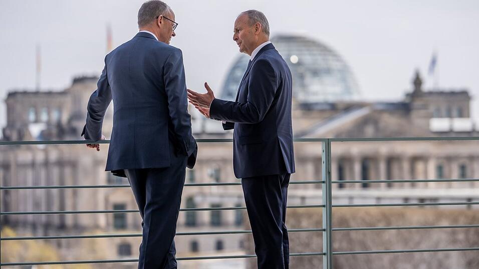 Der irische Regierungschef Micheál Martin (r) wird während der Ratspräsidentschaft zu einem Sondergipfel einladen. Hier ist er mit Kanzler Merz in Berlin zu sehen. (Archivbild) Der irische Regierungschef Micheál Martin (r) wird während der Ratspräsidentschaft zu einem Sondergipfel einladen. Hier ist er mit Kanzler Merz in Berlin zu sehen. (Archivbild)