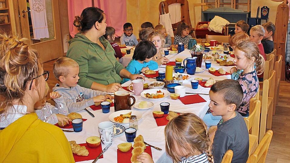 Am gro&szlig;en Tisch wurde gemeinsam gegessen. Selbst vorbereitet, schmeckt's gleich noch mal so gut.