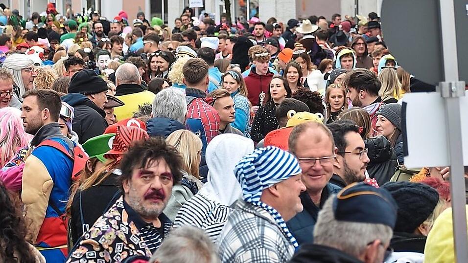 Kaum ein Durchkommen war am Nachmittag beim Faschingsumzug m&ouml;glich - auf bis zu 15 000 Besucher sch&auml;tzte der B&uuml;rgermeister die Zahl der Faschingsfans am n&auml;rrischen Nationalfeiertag in Geisenhausen.