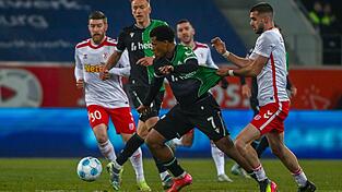 Hannovers Torsch&uuml;tze Jessic Ngamkam (Nr. 7) in Aktion.