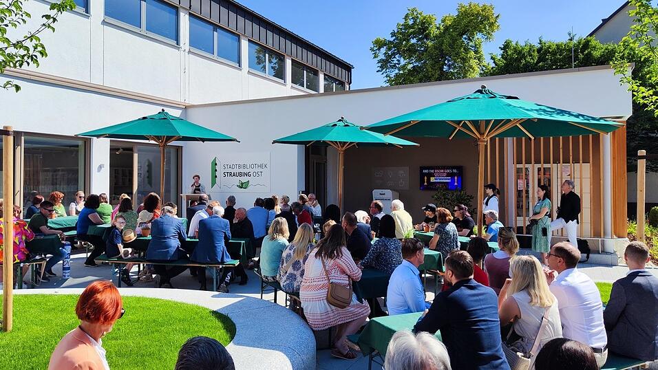 Viele interessierte B&uuml;rger wollten sich am Tag der Er&ouml;ffnung die neue Stadtteilbibliothek ansehen. Von 10 bis 18 Uhr gab es f&uuml;r die kleinen und gro&szlig;en G&auml;ste ein Programm.