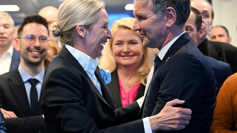 Bj&ouml;rn H&ouml;cke (r.) hat in auf Bundesebene der AfD zwar kein formales Amt. Er platziert aber geschickt seine Leute rund um die Partei-Co-Chefin Alice Weidel.