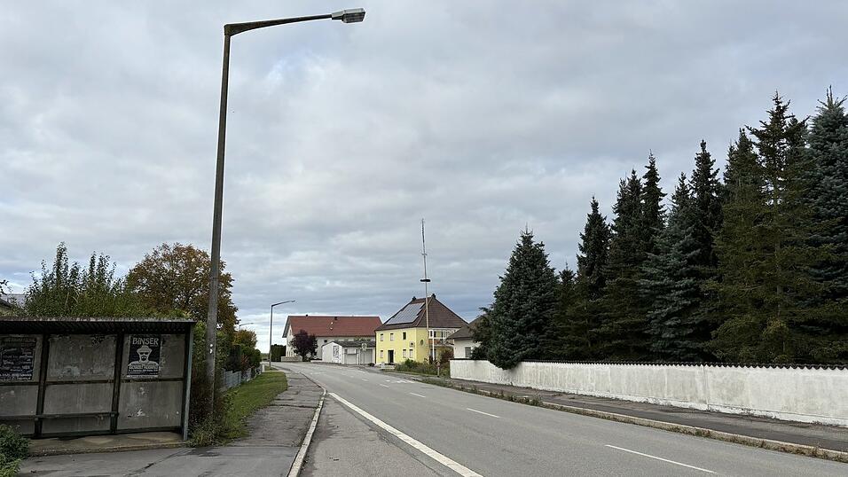 Der gelb gestrichene Gasthof Selmer in Kay samt Maibaum.