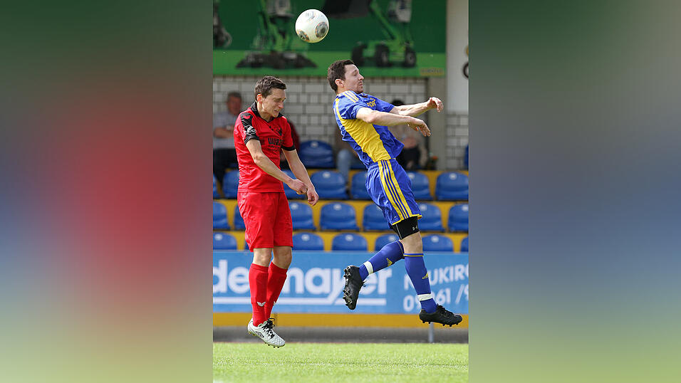 Der TSV Bogen versetzte dem Favoriten aus Affing in der Nachspielzeit den Lucky Punch und siegte mit 2:1 (Foto: Schindler). Der TSV Bogen versetzte dem Favoriten aus Affing in der Nachspielzeit den Lucky Punch und siegte mit 2:1 (Foto: Schindler).